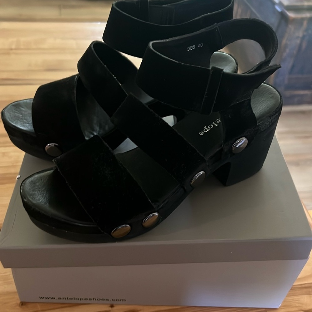 Antelope three-band studded suede leather platform sandal. Eu size 40 / US 9